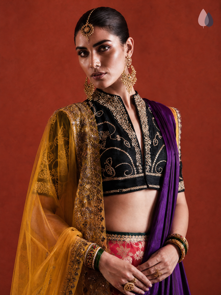 A STRIKING FUSION OF RICH COLOURS, INTRICATE GOLD CRAFTSMANSHIP AND TIMELESS TRADITIONAL ELEGANCE. (4PCS)