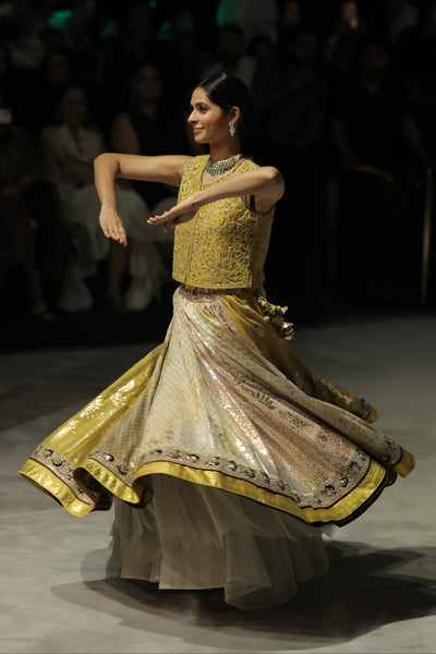 RADIANT FOIL PRINTS AND INTRICATE CUTWORK COME TOGETHER IN THIS STATEMENT SILHOUETTE (3PCS)