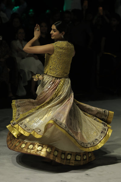 RADIANT FOIL PRINTS AND INTRICATE CUTWORK COME TOGETHER IN THIS STATEMENT SILHOUETTE (3PCS)