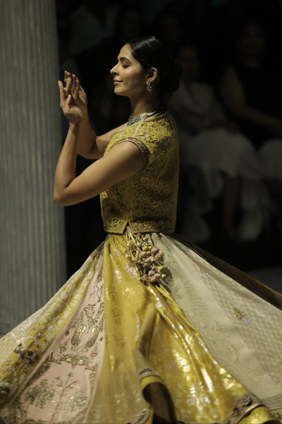 RADIANT FOIL PRINTS AND INTRICATE CUTWORK COME TOGETHER IN THIS STATEMENT SILHOUETTE (3PCS)