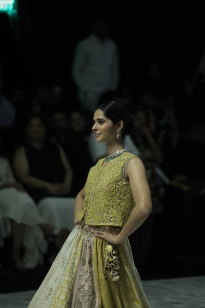 RADIANT FOIL PRINTS AND INTRICATE CUTWORK COME TOGETHER IN THIS STATEMENT SILHOUETTE (3PCS)
