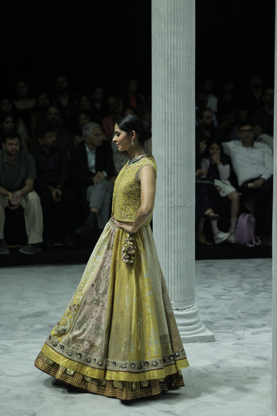 RADIANT FOIL PRINTS AND INTRICATE CUTWORK COME TOGETHER IN THIS STATEMENT SILHOUETTE (3PCS)