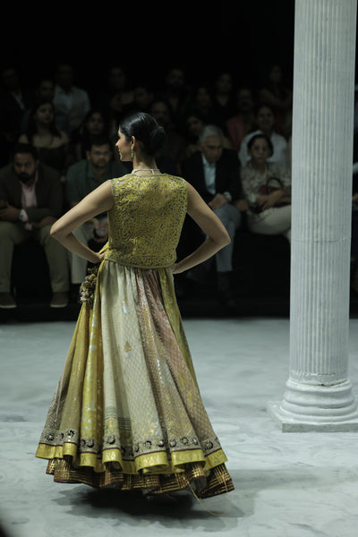 RADIANT FOIL PRINTS AND INTRICATE CUTWORK COME TOGETHER IN THIS STATEMENT SILHOUETTE (3PCS)