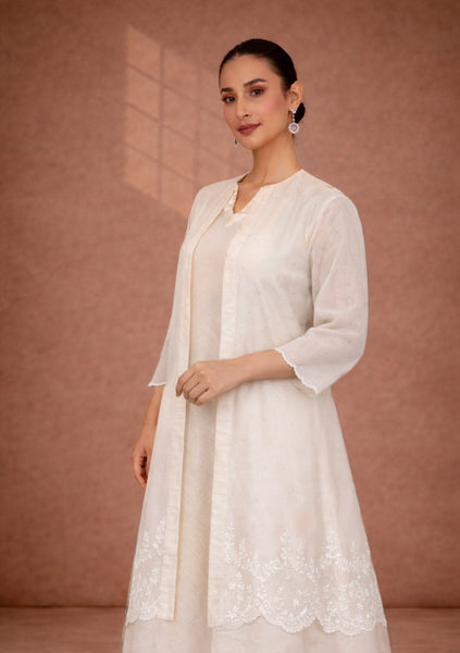 AN ELEGANT IVORY KURTA WITH SOFT DETAILING, PERFECT FOR EFFORTLESS DRESSING