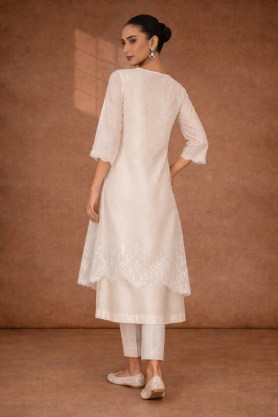 AN ELEGANT IVORY KURTA WITH SOFT DETAILING, PERFECT FOR EFFORTLESS DRESSING