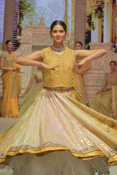 RADIANT FOIL PRINTS AND INTRICATE CUTWORK COME TOGETHER IN THIS STATEMENT SILHOUETTE (3PCS)