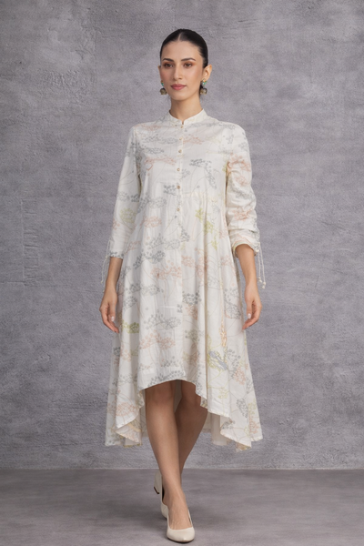 AN IVORY DRESS DEFINED BY FLUID MOVEMENT AND QUIET ELEGANCE