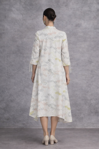 AN IVORY DRESS DEFINED BY FLUID MOVEMENT AND QUIET ELEGANCE