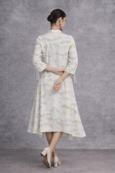 AN IVORY DRESS DEFINED BY FLUID MOVEMENT AND QUIET ELEGANCE