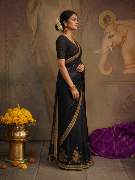 A BLACK SAREE THAT STANDS OUT WITH EVERY DETAIL. (2PCS)