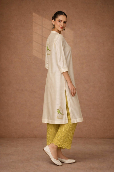 A TIMELESS IVORY CHANDERI SET WITH MINIMAL DETAILING.