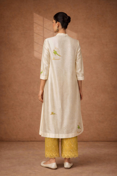 A TIMELESS IVORY CHANDERI SET WITH MINIMAL DETAILING.