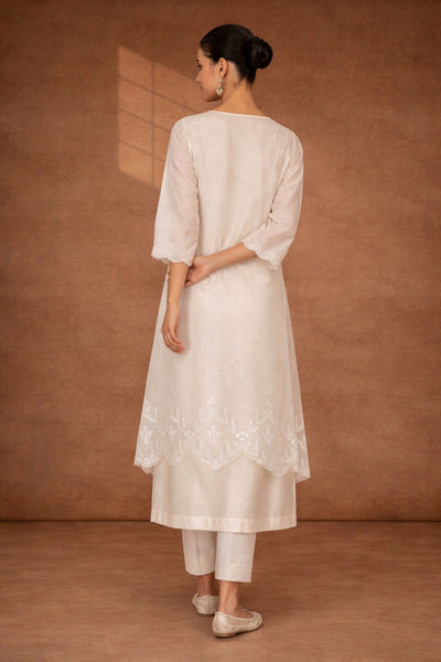 AN ELEGANT IVORY KURTA WITH SOFT DETAILING, PERFECT FOR EFFORTLESS DRESSING