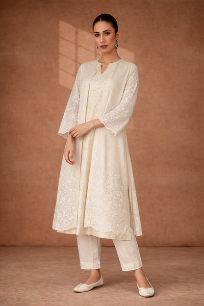 AN ELEGANT IVORY KURTA WITH SOFT DETAILING, PERFECT FOR EFFORTLESS DRESSING