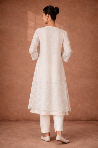 AN ELEGANT IVORY KURTA WITH SOFT DETAILING, PERFECT FOR EFFORTLESS DRESSING