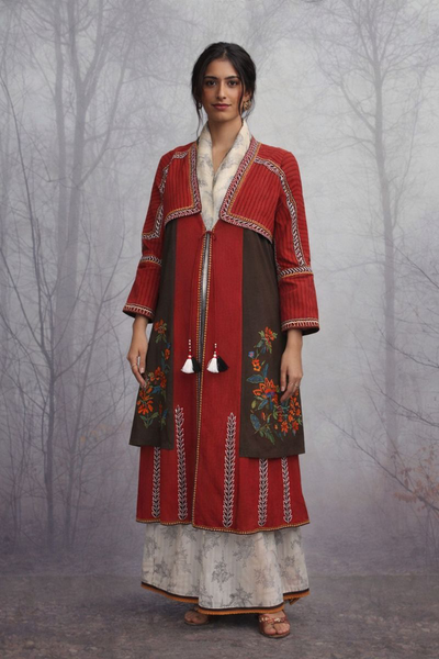 A SCULPTED LINEN JACKET PAIRED WITH A SOFTLY PRINTED TUSSAR SAREE CRAFTED CONTRAST, WORN WITH EASE.