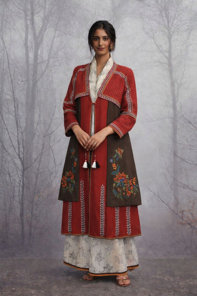 A SCULPTED LINEN JACKET PAIRED WITH A SOFTLY PRINTED TUSSAR SAREE CRAFTED CONTRAST, WORN WITH EASE.