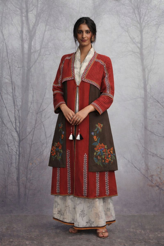 A SCULPTED LINEN JACKET PAIRED WITH A SOFTLY PRINTED TUSSAR SAREE CRAFTED CONTRAST, WORN WITH EASE.