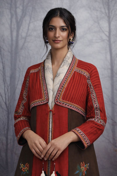 A SCULPTED LINEN JACKET PAIRED WITH A SOFTLY PRINTED TUSSAR SAREE CRAFTED CONTRAST, WORN WITH EASE.