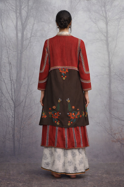 A SCULPTED LINEN JACKET PAIRED WITH A SOFTLY PRINTED TUSSAR SAREE CRAFTED CONTRAST, WORN WITH EASE.