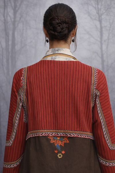 A SCULPTED LINEN JACKET PAIRED WITH A SOFTLY PRINTED TUSSAR SAREE CRAFTED CONTRAST, WORN WITH EASE.