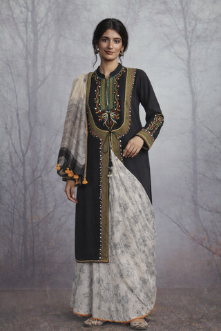 HAND-DETAILED LINEN JACKET WITH A COORDINATED PRINTED SAREE.
