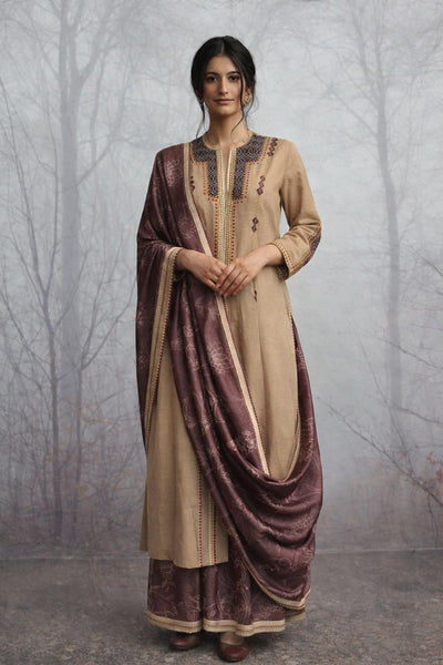 A LINEN JACKET STYLED WITH A BROWN TUSSAR SAREE FOR A QUIET, GROUNDED LOOK.