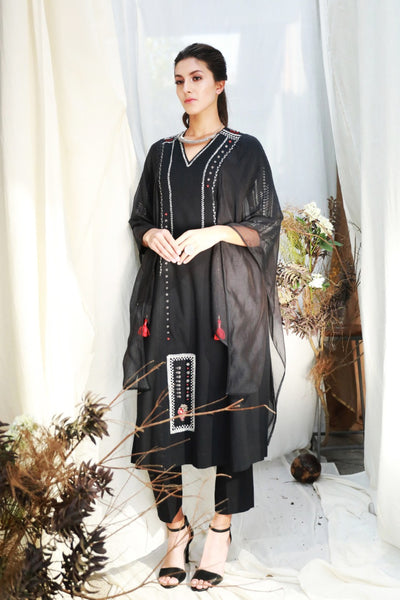 BLACK EMBROIDERED STRAIGHT KURTA WITH SIDE SLITS & WINGED SLEEVES  ( ALFZ- 04 )